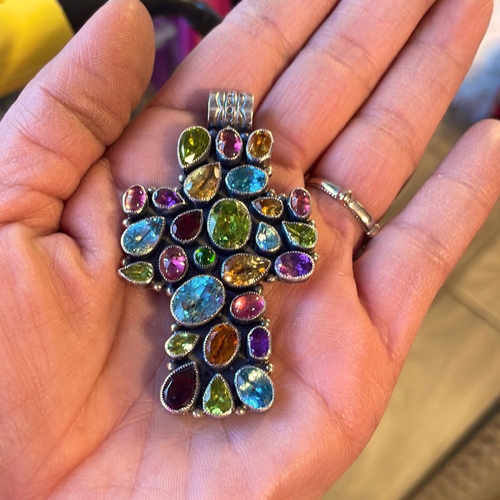 A vintage don Lucas beautiful stones cross